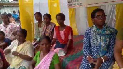 ধূপগুড়ি: চাকরিতে যোগ দিতে বাধা দিচ্ছে স্থানীয় পঞ্চায়েত সদস্য; চুনাভাটি চা-বাগানে আন্তর্জাতিক সার্ক রোডের পাশে ধর্নায় বসল এক যুবক