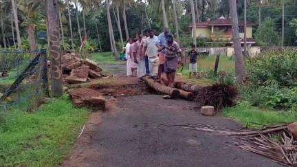 ചാവക്കാട്: ഏങ്ങണ്ടിയൂരിൽ തകർന്ന കലുങ്ക് നിർമിക്കണമെന്നാവശ്യപ്പെട്ട് കോൺഗ്രസ് പ്രതിഷേധം #localissue