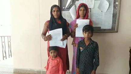 डिंडौरी: बरगई गांव की 2 महिलाओं ने पति की मौत के बाद आर्थिक मदद के लिए कलेक्टर कार्यालय पहुंचकर प्रशासन से लगाई गुहार
