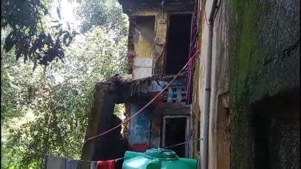 बेरमो: सेंट्रल कॉलोनी में एक क्वार्टर की बालकनी गिरी, आसपास के लोगों में दहशत