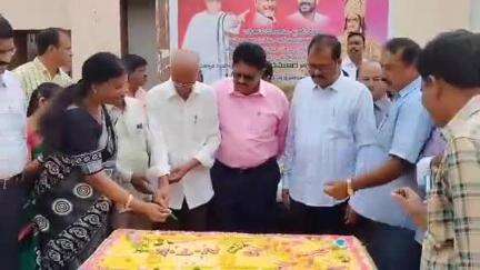 రాప్తాడు: శ్రీకృష్ణదేవరాల విశ్వవిద్యాలయంలో నందమూరి తారక రామారావు 102 వ జయంతిని ఎస్.కె యూనివర్సిటీ అధికారులు ఉద్యోగులు నిర్వహించారు