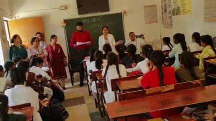 बांसी: कस्तूरबा गांधी आवासीय बालिका विद्यालय में विश्व माहवारी दिवस पर छात्राओं को स्वास्थकर्मियों ने किया जागरूक