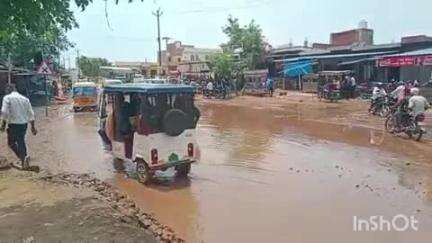 हाथरस: प्रताप चौराहे पर पानी में बने गड्ढे में गिरकर बाइक सवार हुआ घायल, हर रोज होती हैं यहाँ दुर्घटनाएं, प्रशासन बेखबर