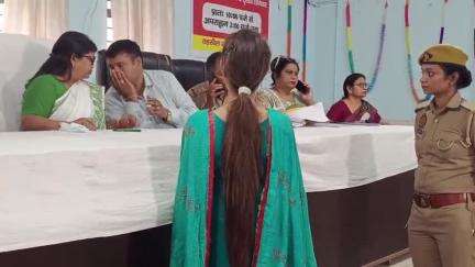 स्वार: स्वार तहसील में महिला आयोग के कार्यक्रम को अधिकारियों ने किया नजरअंदाज, देर से आने पर नायब तहसीलदार को लगाई फटकार