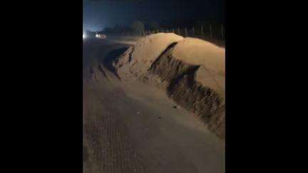 गंगरार: गंगरार हाईवे पर ट्रेलर चालक ने पुलिस को देखकर अवैध बजरी खाली की, मौके से फरार