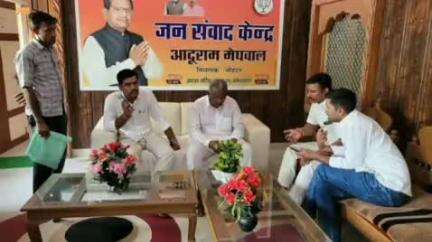 चौहटन: चौहटन विधायक आदूराम मेघवाल ने जनसंवाद केंद्र में जनसुनवाई कर आमजन की समस्याओं को सुना