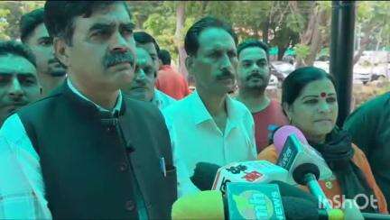 बिलासपुर सदर: पूर्व विधायक बंबर ठाकुर ने डीजीपी और सदर विधायक के खिलाफ की जांच की मांग, सरकार को भेजा ज्ञापन