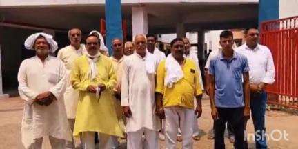 बागपत: सिरसली के प्रधान धर्मेंद्र तोमर हत्याकांड के आरोपितों की गिरफ्तारी को लेकर पीड़ित परिवार ने SP दफ्तर पहुंचकर की शिकायत