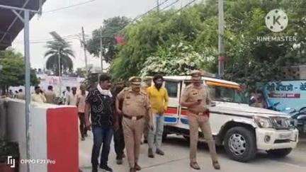 संभल: बहजोई संभल एसपी कार्यालय पर एसपी कृष्ण कुमार बिश्नोई ने 9 मार्च 2024 की डकैती में शामिल दो फरार आरोपियों को गिरफ्तार किया