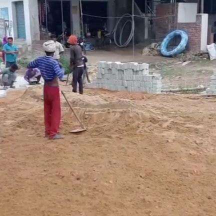 राजगढ़: माचाड़ी बोहरा मोहल्ले में ग्राम पंचायत द्वारा बनाई गई सड़क में घटिया निर्माण सामग्री को लेकर ठेकेदार से ग्रामीण भिड़े