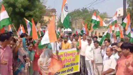 खेतड़ी: पूर्व सैनिकों और भाजपा कार्यकर्ताओं ने आपरेशन सिंदूर की सफलता पर तिरंगा रैली निकाली, राजा अजीत सिंह पार्क से हुआ शुभारंभ