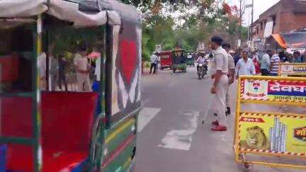 मधुपुर: मधुपुर पुलिस ने हेलमेट न पहनने वालों पर की कार्रवाई, दो दर्जन से अधिक बाइक ज़ब्त