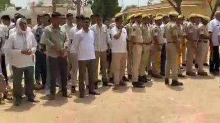 बाड़मेर: राजस्थान पुलिस के कांस्टेबल सुनील विश्नोई ने शहीद वीर सपूत को बाड़मेर संसद में श्रद्धांजलि देते हुए भाजपा सरकार को घेरा