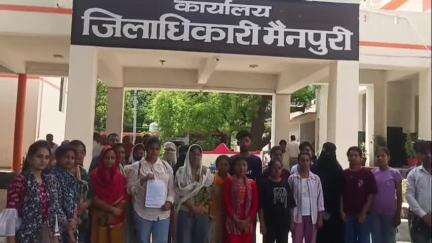 मैनपुरी: कलेक्ट्रेट पहुंचे छात्र-छात्राओं ने स्कॉलरशिप और सही जानकारी न देने पर डीएम को दिया ज्ञापन
