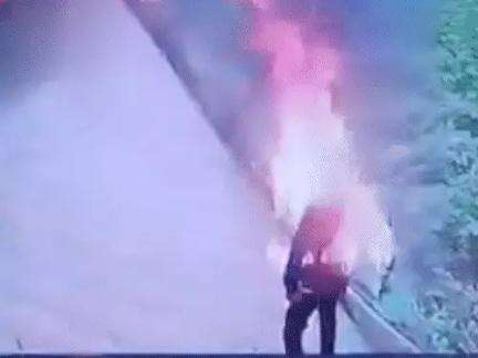 यूपी के बलिया में एक युवक ने प्रेमिका के घर के सामने जाकर लगाई खुद को आग, हादसे का वीडियो आया सामने