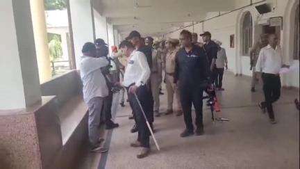 अमरोहा: अमरोहा न्यायालय परिसर की सुरक्षा को लेकर पुलिस ने संदिग्ध व्यक्तियों की चेकिंग अभियान चलाकर मॉकड्रिल का किया अभ्यास
