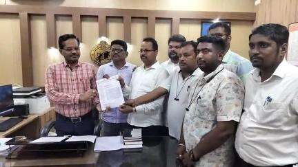 ଅନୁଗୋଳ: ବିଭିନ୍ନ ଦାବି ନେଇ ଅନୁଗୋଳ ସାମ୍ୱାଦିକ ସଂଘ ପକ୍ଷରୁ ଅତିରିକ୍ତ ଜିଲ୍ଲାପାଳଙ୍କ ଜରିଆରେ ମୁଖ୍ୟମନ୍ତ୍ରୀଙ୍କୁ ଦାବିପତ୍ର ପ୍ରଦାନ
