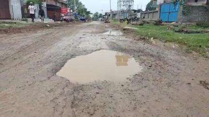 जांजगीर: ग्राम जर्वे (च)सड़कों की हालत बेहद खराब ग्रामीणों में आक्रोश आंदोलन की दी चेतावनी #jansamasya