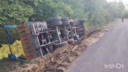 चतरा: ब्रह्मपुर-गिद्धौर मार्ग पर खाद लदा ट्रक पलटा, चालक को लगी हल्की चोट
