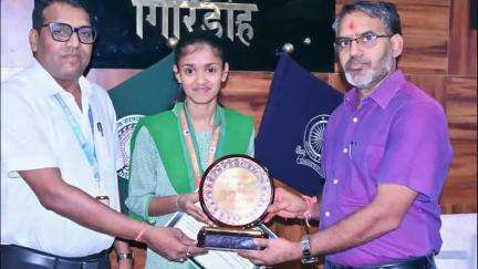 गिरिडीह: CBSE की 12वीं की परीक्षा में स्टेट टॉपर रहीं सर JC बोस सीएम ऑफ एक्सीलेंस गर्ल्स की छात्राएं डीसी ऑफिस में हुईं सम्मानित