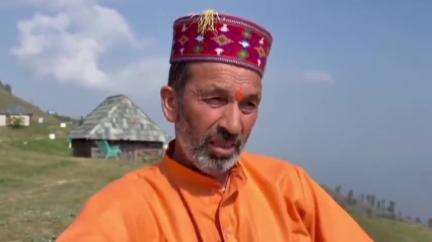 मंडी: पराशर ऋषि मंदिर में गंदगी फैलाने पर पुजारी ने लोगों से की संयम बरतने की अपील, डस्टबिन लगाने पर जताया आभार