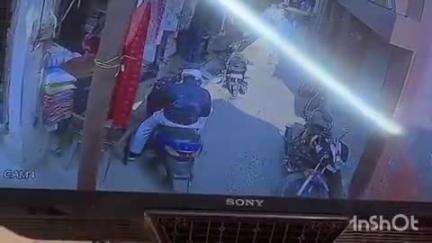 औरैया: सदर कोतवाली क्षेत्र के मोहल्ला खिड़की साहब राय में महिला द्वारा युवक को पीटने का वीडियो सोशल मीडिया पर हुआ वायरल