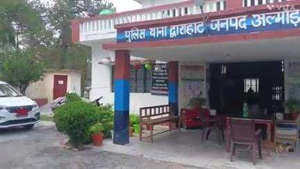 द्वाराहाट: गाड़ी में फर्जी लाल-नीली बत्ती और उत्तराखंड सरकार की नेम प्लेट लगी देख थाना द्वाराहाट ने MB एक्ट में किया सीज़