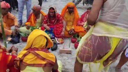 जोगापट्टी: मच्छरगांवा से श्री सीताराम महायज्ञ और 11 कन्याओं के सामूहिक विवाह को लेकर निकाली गई कलश यात्रा