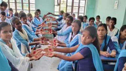 बिहार: विश्व माहवारी दिवस पर उत्क्रमित मध्य विद्यालय हवेली में छात्राओं को किया जागरूक, सेनेटरी पैड बांटे