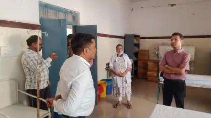 पिपरई: कलेक्टर ने पिपरई तहसील और प्राथमिक स्वास्थ्य केंद्र का किया औचक निरीक्षण, 2 स्वास्थ्य कर्मियों को दिया नोटिस