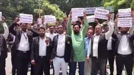 BHU ट्रामा सेंटर में व्याप्त भ्रष्टाचार का आरोप लगाकर BHU बचाओ संघर्ष समिति ने जिलाधिकारी को सौंपा पत्र