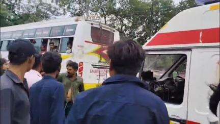 बड़वाह: नर्मदा रोड पर नटेश्वर मंदिर के सामने तेज रफ्तार बस ने बाइक को मारी टक्कर, 3 लोग हुए घायल