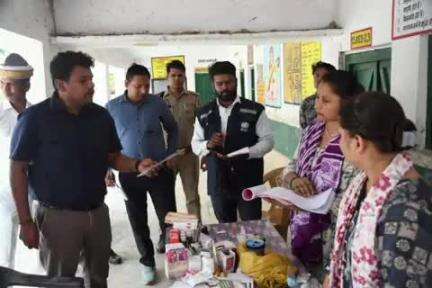बांसी: बाजारडीह केंद्र पर डीएम ने वीएचएनडी दिवस का किया निरीक्षण, लापरवाही पर 2 एएनएम को नोटिस जारी करने के दिए निर्देश