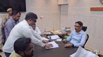 खलीलाबाद: सेमरियावां क्षेत्र के दर्जनों बीडीसी सदस्यों ने विकास कार्यों को लेकर DM से की मुलाकात, दिया पत्र