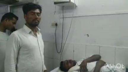 औरैया: कोतवाली क्षेत्र के खानपुर चौराहे पर तेज रफ्तार अज्ञात वाहन ने युवक को मारी टक्कर, प्राथमिक उपचार के बाद किया गया रेफर