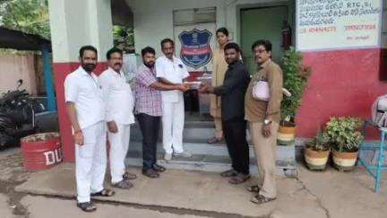 మణుగూరు: బస్సులో పోగొట్టుకున్న లక్ష రూపాయలను ప్యాసింజర్ కు అప్పజెప్పిన మణుగూరు ఆర్టీసీ డ్రైవర్ మహేష్