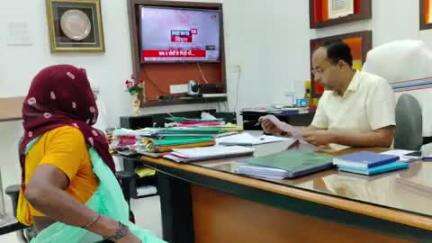 बिहार: जिलाधिकारी ने समाहरणालय में जनता दरबार लगाकर 27 लोगों की सुनीं समस्याएं
