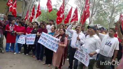 सोलन: बुधवार को धर्मपुर में 108, 102 एम्बुलेंस के हेड ऑफिस में कर्मचारियों ने अपनी मांगों को लेकर किया प्रदर्शन