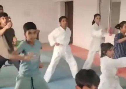डिंडौरी: पुलिस लाइन में खेल एवं युवा कल्याण विभाग द्वारा ग्रीष्मकालीन शिविर में बच्चों को जूडो कराटे का प्रशिक्षण