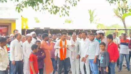 गेवराई: तांदळा येथील ग्रामस्थांनी पाण्यासाठी महायुतीच्या जाहीरनाम्याची होळी केली  #Jansamasya