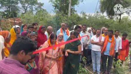 पदमा: मुखिया ललिता देवी की पहल से बिजलीकुदर गांव में बिजली बहाल, मुखिया ने फीता काटकर किया उद्घाटन