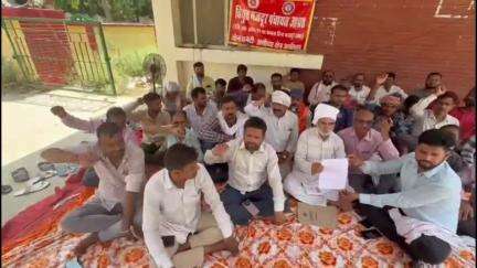 मुख्य अभियंता वितरण कार्यालय में संविदा विद्युत कर्मियों का धरना आज 37वां दिन है