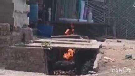 अंबाह: सब्जी मंडी: लोहे के कारखाने में आग, दमकल के न पहुंचने पर लोगों ने बुझाई