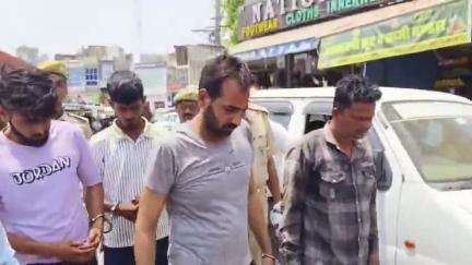 नवलगढ़: नवलगढ़ में बीमा क्लेम के लिए पत्नी की हत्या करवाने वाले पति सहित 5 आरोपियों की पुलिस ने करवाई परेड