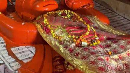 मऊ: यमुना नदी के बीच धारा में स्थित पथरी वाले लेटे हनुमान जी महाराज, दर्शन मात्र से दूर होते हैं शरीर के बड़े-बड़े रोग