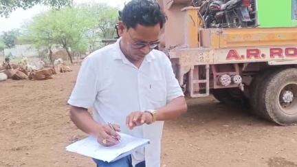 कवर्धा: ग्राम खैरबना खुर्द में बिना आदेश के किया जा रहा था बोर खनन, ग्रामीणों ने वाहन जब्त कर नायब तहसीलदार के किया सुपुर्द