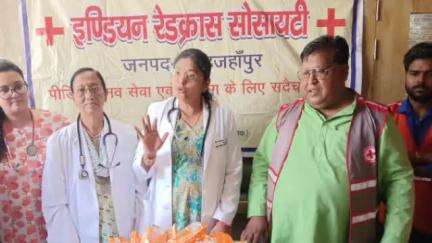 शाहजहांपुर: इंडियन रेड क्रॉस सोसाइटी ने गदियाना के नवज्योति चिकित्सालय में सैनिटरी पैड और अन्य वस्तुएं वितरित की