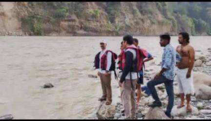 नरेन्द्रनगर: मुनि की रेती में दयानंद आश्रम के पास गंगा में गुजराती यात्री के बहने के बाद चलाया गया सर्च अभियान, आज भी नहीं लगा सुराग
