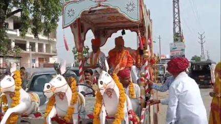बर ग्राम में कलश यात्रा अमुख मार्गों से होते हुए श्री शीतल गुरु आश्रम के प्रांगण में पहुंची