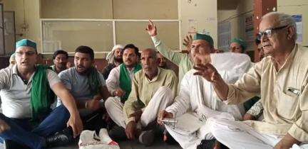 बागपत: भारतीय किसान यूनियन ने बीज और कीटनाशकक न मिलने को लेकर विकास भवन में किया प्रदर्शन, आंदोलन की दी चेतावनी